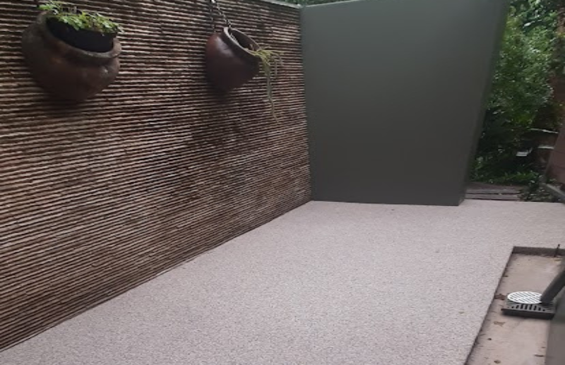 Quartz carpet outdoor patio flooring with decorative feature wall